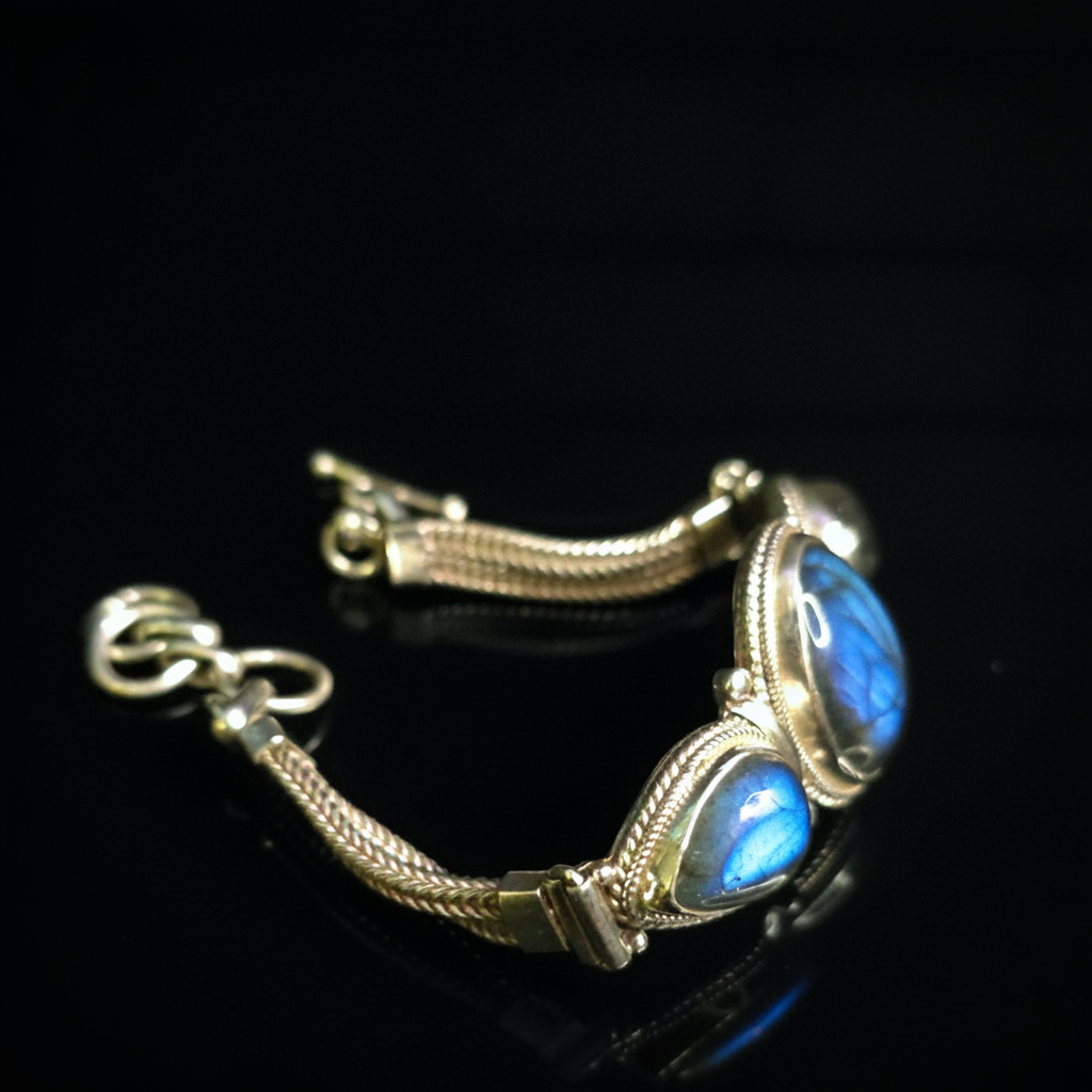 THE BRACELET OF THREE MOONS