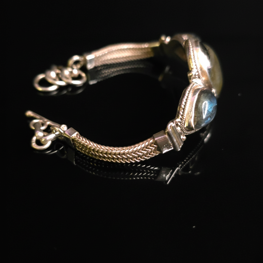 THE BRACELET OF THREE MOONS